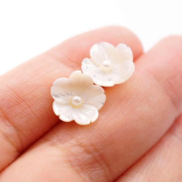 A Handmade 白色貝殼花配珍珠耳環 第4張的照片