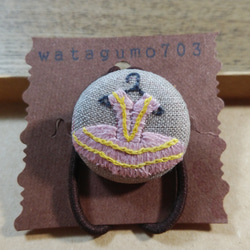 バレエ衣装のヘアゴム　くるみボタン　刺繍　（薄pink） 1枚目の画像