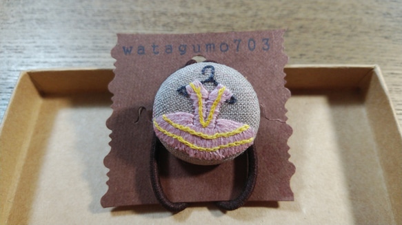 バレエ衣装のヘアゴム　くるみボタン　刺繍　（薄pink） 1枚目の画像