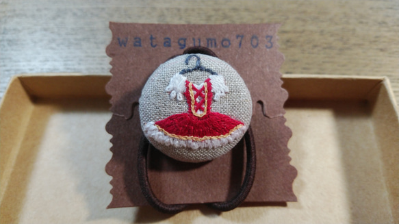 バレエのヘアゴム　くるみボタン　刺繍（Red） 1枚目の画像