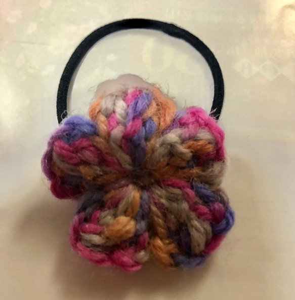 ツインテールにもぴったり 手編みのお花ヘアゴム 2枚目の画像