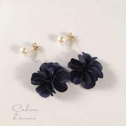 &lt;樹脂耳環&gt;新明珠*和耳環的花*海軍 第1張的照片