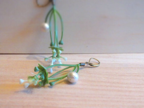 パール付き白い小花の ピアス/イヤリング 1枚目の画像