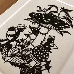 ろくとくろの切り絵「きのこの山」 2枚目の画像