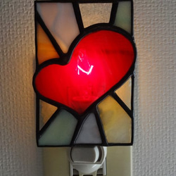 赤いハートのランプ　フットランプ　ミニランプ　ステンドグラス　ガラス　常夜灯　コンセント差込み 2枚目の画像