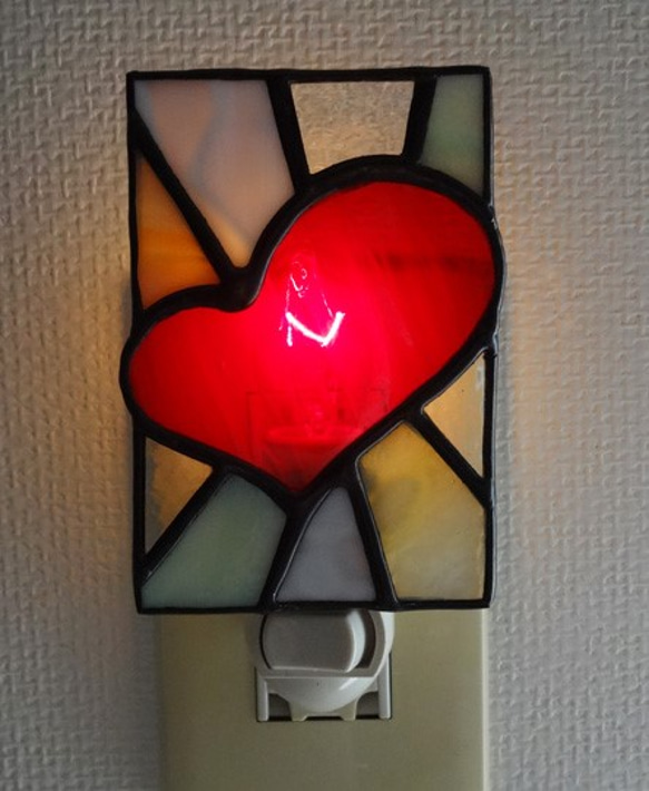 赤いハートのランプ　フットランプ　ミニランプ　ステンドグラス　ガラス　常夜灯　コンセント差込み 2枚目の画像