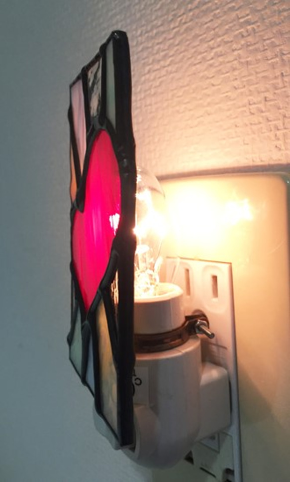 赤いハートのランプ　フットランプ　ミニランプ　ステンドグラス　ガラス　常夜灯　コンセント差込み 3枚目の画像