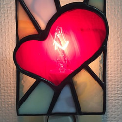 赤いハートのランプ　フットランプ　ミニランプ　ステンドグラス　ガラス　常夜灯　コンセント差込み 1枚目の画像