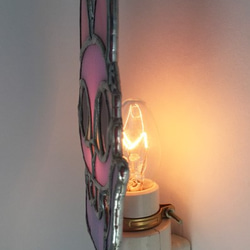 パープルなネコちゃんランプ　フットランプ　ミニランプ　ステンドグラス　ガラス　常夜灯　コンセント差込み 4枚目の画像