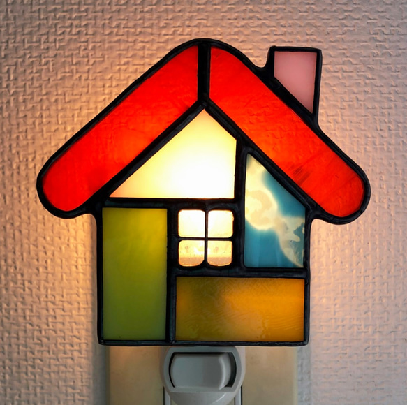オレンジの屋根にピンクの煙突　フットランプ　ハウス　ミニランプ　ステンドグラス　ガラス　常夜灯　コンセント差込み 2枚目の画像