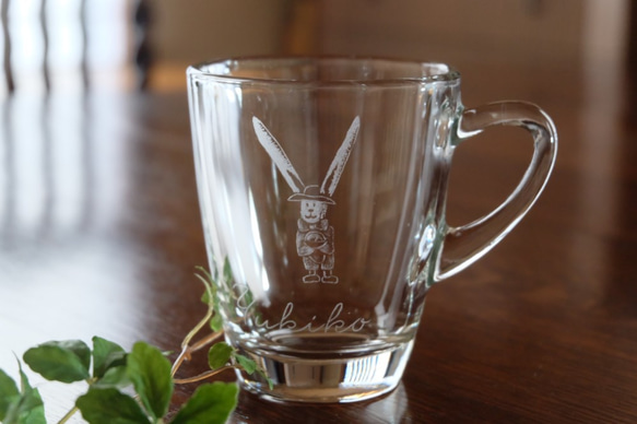 【イニシャル彫刻】　うさぎ　ガラスのマグカップ 1枚目の画像