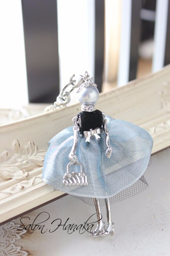 大人かわいい♡優しいブルーフラワーのチャーム