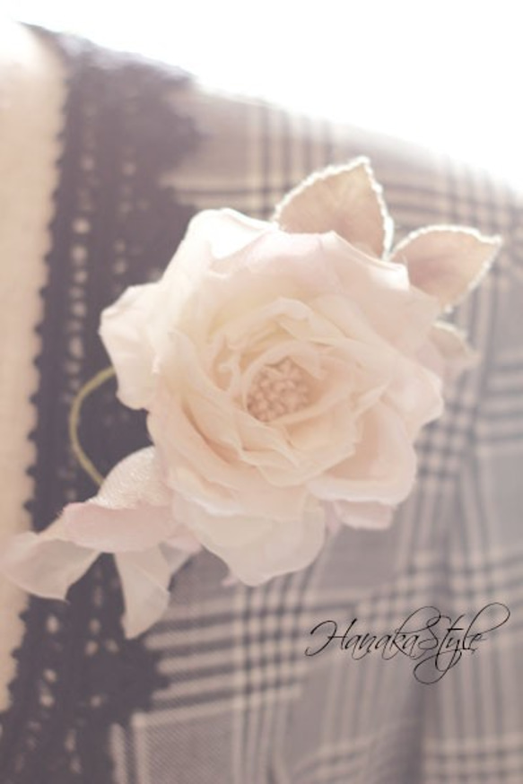 布花のふんわりとしたアンティークローズコサージュ 2枚目の画像
