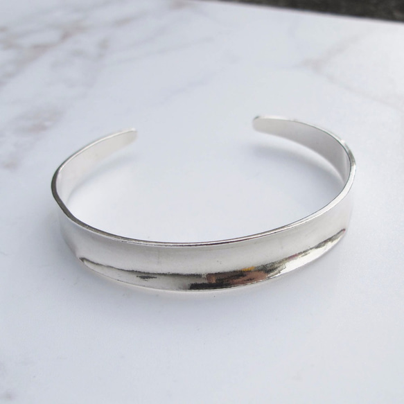 【手工客製銀飾】凹面極簡 | 手工純銀寬版手環 | 大員囡仔 第3張的照片