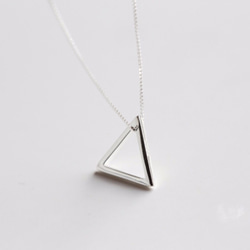 【手作りカスタムシルバーウェア】幾何学的な三角形|スターリングシルバーネックレス鎖骨チェーン| 1枚目の画像