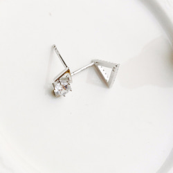 【美鑽銀飾】不對襯三角 | 極簡小造型 純銀耳環 | 大員囡仔 第4張的照片