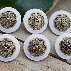 M628【21mm set 6pcs】復古風格.金色花朵x白色鈕扣 第1張的照片