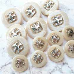 M1101【set 14pcs】高品質銀色裝飾米色貝殼紋風格鈕扣.Silver Beige Buttons. 第1張的照片