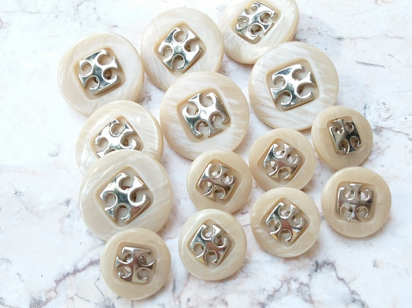 M1101【set 14pcs】高品質銀色裝飾米色貝殼紋風格鈕扣.Silver Beige Buttons. 第1張的照片