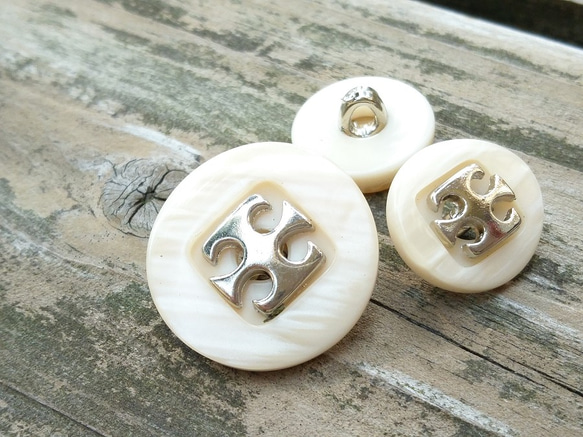 M1101【set 14pcs】高品質銀色裝飾米色貝殼紋風格鈕扣.Silver Beige Buttons. 第3張的照片