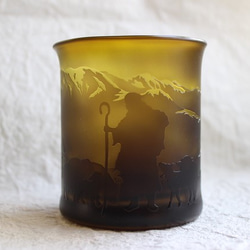 【父の日】羊飼いと戯れる羊のいる風景（グラス） 1枚目の画像