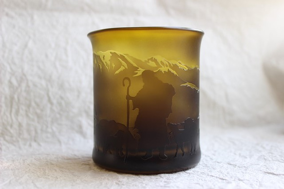 【父の日】羊飼いと戯れる羊のいる風景（グラス） 1枚目の画像