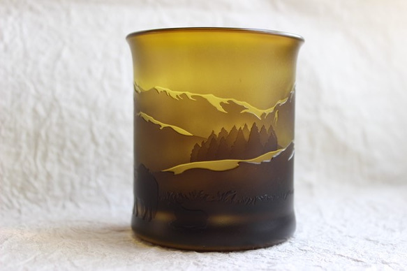 【父の日】羊飼いと戯れる羊のいる風景（グラス） 2枚目の画像