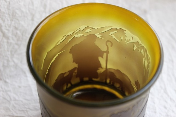 【父の日】羊飼いと戯れる羊のいる風景（グラス） 4枚目の画像