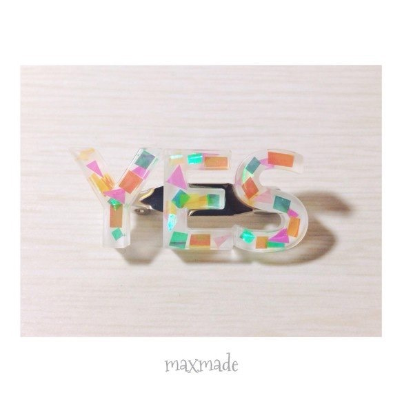 new!! ホログラムメッセージブローチ《YES》 2枚目の画像