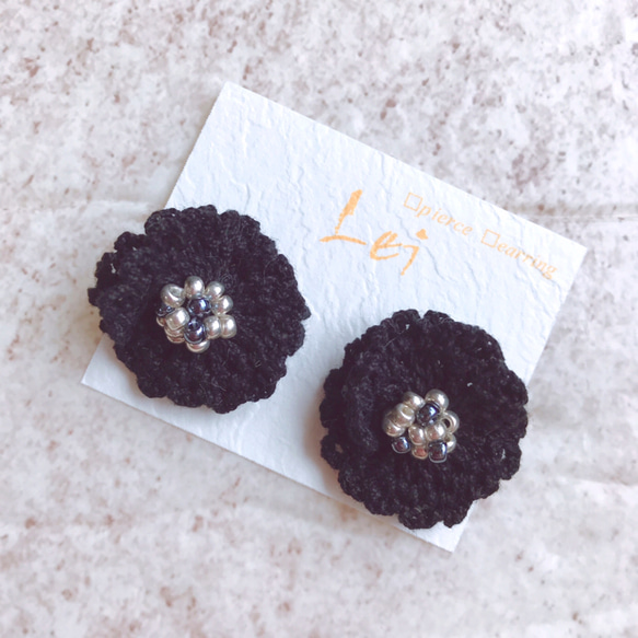 ブラックレース編みフラワー×ビーズ 大ぶり ピアス（フープ） Lei 通販  