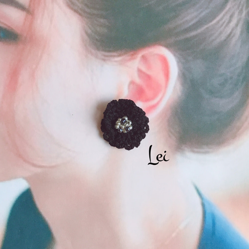 ブラックレース編みフラワー×ビーズ 大ぶり ピアス（フープ） Lei 通販  