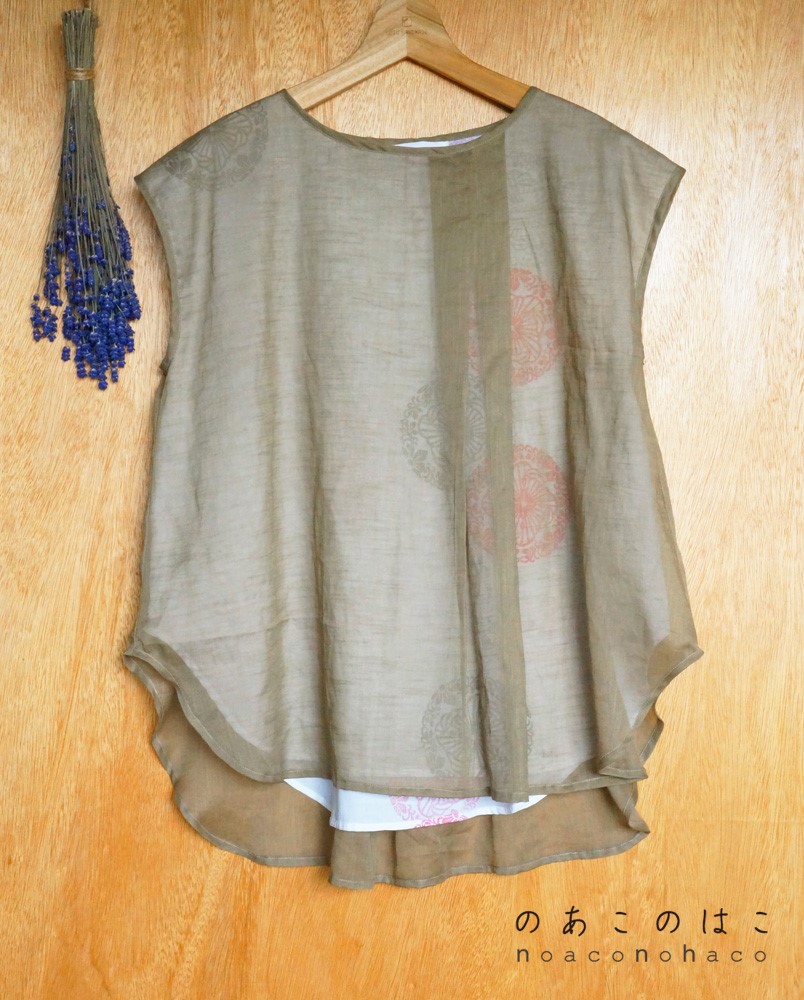 シフォンブラウス／ブラウン（ハンドプリント重ね）