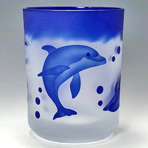 不思議な生態のイルカを身近に感じる「グラス」です。 グラス Glass