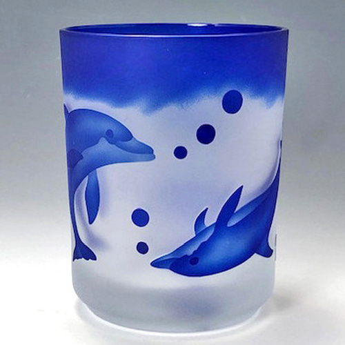 不思議な生態のイルカを身近に感じる「グラス」です。 グラス Glass