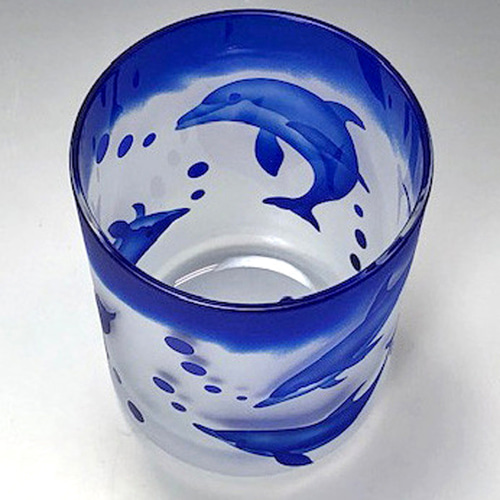 不思議な生態のイルカを身近に感じる「グラス」です。 グラス Glass