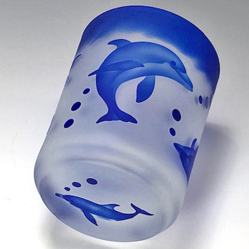 不思議な生態のイルカを身近に感じる「グラス」です。 グラス Glass