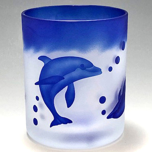 不思議な生態のイルカを身近に感じる「ちょっと大きめのグラス」です