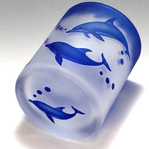 不思議な生態のイルカを身近に感じる「ちょっと大きめのグラス」です