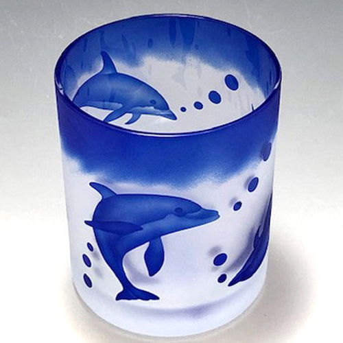 不思議な生態のイルカを身近に感じる「ちょっと大きめのグラス」です