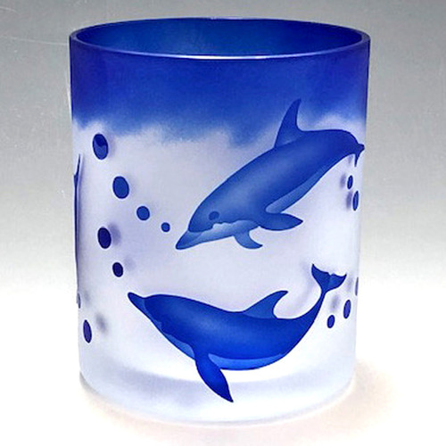 不思議な生態のイルカを身近に感じる「ちょっと大きめのグラス」です