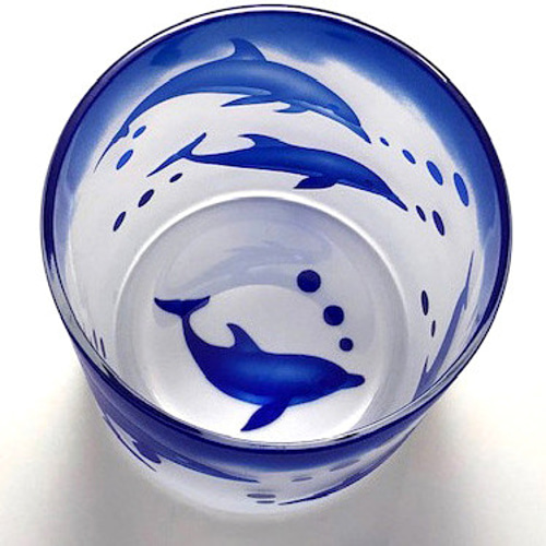 不思議な生態のイルカを身近に感じる「ちょっと大きめのグラス」です