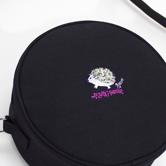 Steve Embroidered Small Round Bag（ブラック） 3枚目の画像