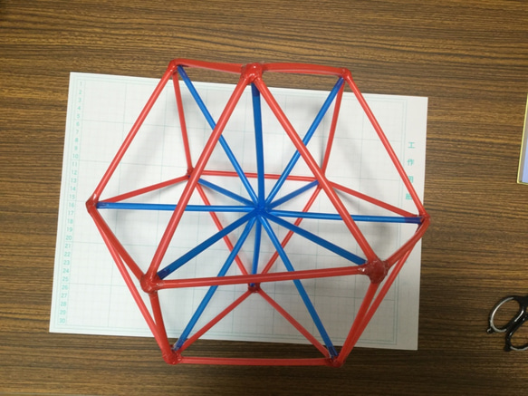教材用   ベクトル平衡体オブジェ  １２足グルーガンジョイント ２５cm^3　赤青 3枚目の画像