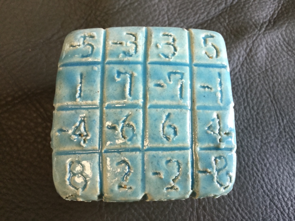 縦横対角線 何処を足しても零になる 不思議な立体魔方陣 零和 縄文土鈴  本焼きトルコ釉掛け