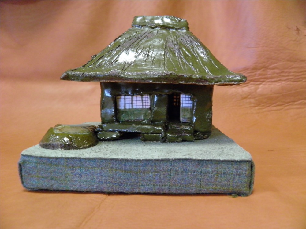 陶製　茅葺き民家　オブジェ　ＬＥＤ囲炉裏付き