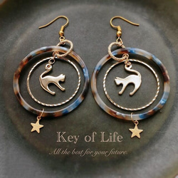 Key of Life★猫の宇宙旅行★サージカルステンレスピアス/イヤリング ブルー×ブラウン 大ぶり フープ ねこ 8枚目の画像