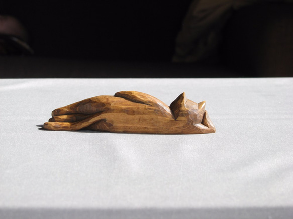 木彫りの涅槃猫　仏像ねこシリーズ ダークウォルナット色 5枚目の画像