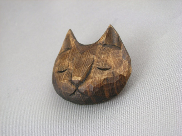 木彫り　のほーとしたお顔の猫ブローチ 1枚目の画像