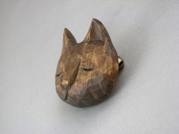 木彫り　のほーとしたお顔の猫ブローチ 3枚目の画像
