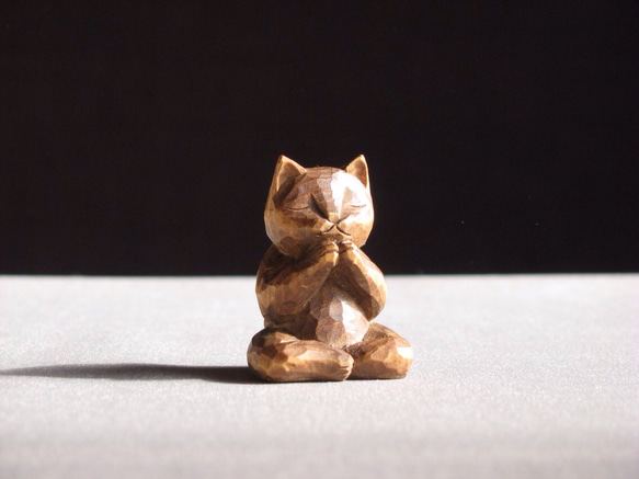 木彫りの合掌猫　仏像ねこシリーズ 1705 1枚目の画像